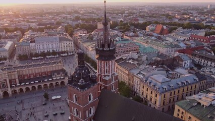 Widok z lotu ptaka na Kościół Mariacki i Rynek Główny w Krakowie. Najważniejsze atrakcje turystyczne i zabytki Krakowa widziane z drona.