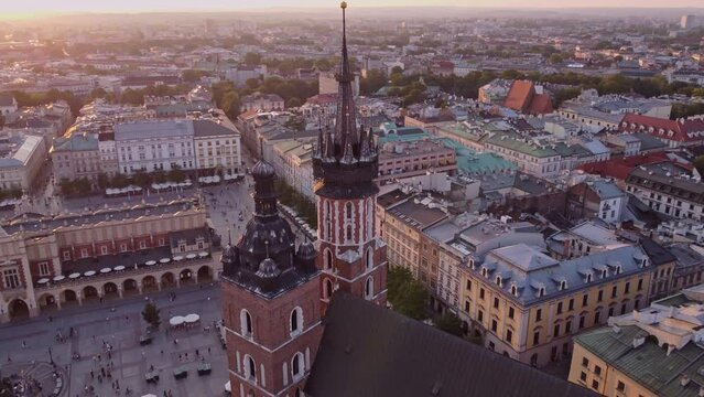 Widok z lotu ptaka na Kości&oacute;ł Mariacki i Rynek Gł&oacute;wny w Krakowie. Najważniejsze atrakcje turystyczne i zabytki Krakowa widziane z drona.