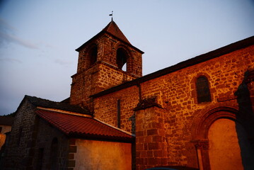 Kirche in Lavoute-sur-loire, abends