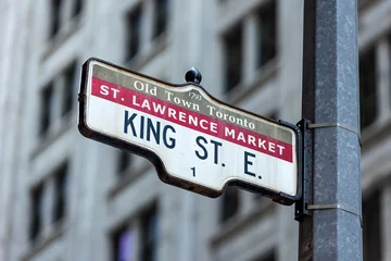 Abwaschbare Fototapete King Street East, Old Town Toronto, St. Lawrence Market street sign, in downtown Toronto, Ontario, Canada © Phillip