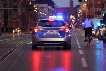 Akcja nocna alarmowa policji w mieście - Sygnalizator błyskowy niebieski na dachu radiowozu policji polskiej w nocy. Światła policyjne.