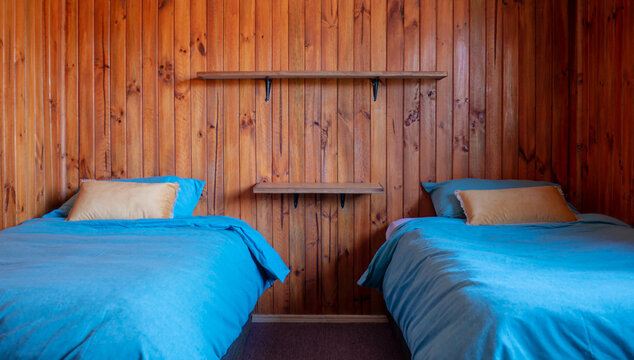 Habitaci&oacute;n r&uacute;stica con 2 camas