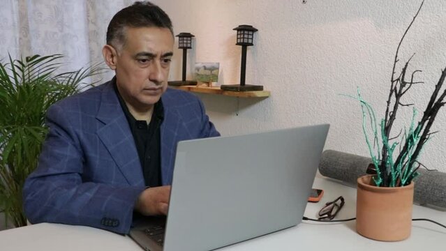Hombre ejecutivo latino trabajando en computadora