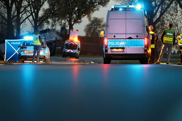 Służby ratunkowe policja, straż i pogotowie podczas akcji ratunkowej wypadku samochodowego. - obrazy, fototapety, plakaty