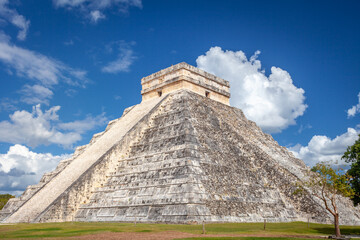 Kukulkan El Castillo , Mayan Pyramid Chichen Itza Mexico