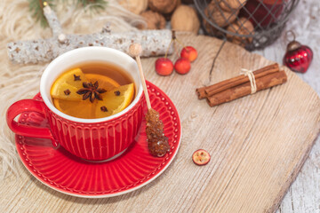 Rozgrzewająca zimowa herbata w czerwonej filiżance - obrazy, fototapety, plakaty