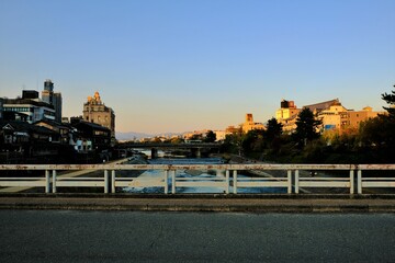 Fototapeta premium 橋，黃葉，秋，紅葉，京都，日本，水の波，風景, 旅行, 建築, 自然, 木, 背景, 黄色, 庭, 光
