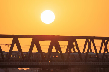 朝日に染まる河川敷と鉄橋