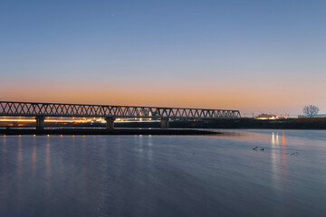 朝方の河川敷と鉄橋