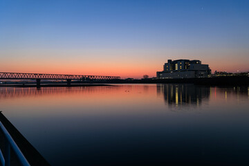 朝日に染まる河川敷と鉄橋