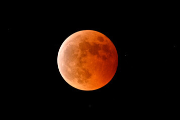 皆既月食で赤く染まった満月