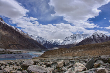 Fototapeta na wymiar The beautiful Shyok River and Karakoram Range, Nubra Valley, Ladakh, India.