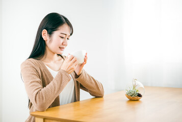 家でまずいスープを飲んで困る日本人女性（味覚障害）
