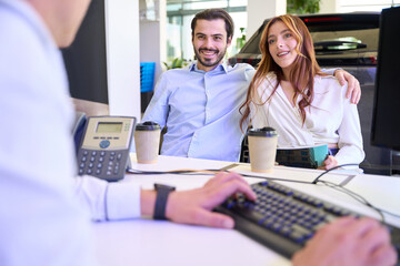 Obraz premium Automotive dealership sales representative advising clients in company office