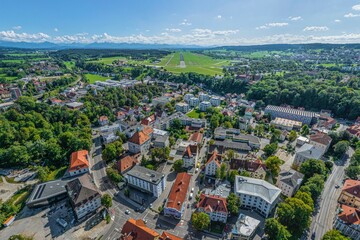 Obraz premium Ausblick auf die südwestlichen Stadtbezirke von Kaufbeuren aus der Luft