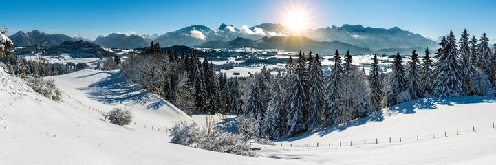 Panorama Landschaft im Allgäu mit Bergkette der Alpen im Winter