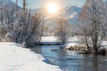 Frost und Eis an einem Fluss im Winter