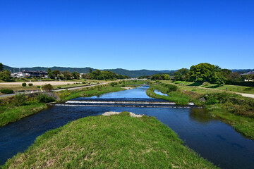 Fototapeta na wymiar 秋晴に京都市賀茂川の出雲路橋から北を望む