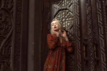 Obraz premium Young blonde woman in autumn city