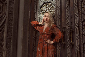 Obraz premium Young blonde woman in autumn city