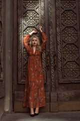 Obraz premium Young blonde woman in autumn city