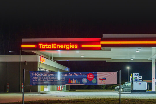 Deutschland , Boblitz , 11.11.2022 , Eine Tankstelle von TotalEnergies bei Nacht