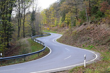 steile S-Kurven, kurvige Strasse über die Hohe Acht im Herbst