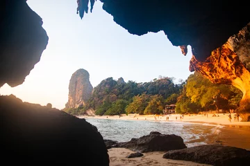 Photo sur Plexiglas Railay Beach, Krabi, Thaïlande plage tropicale vue d& 39 une grotte