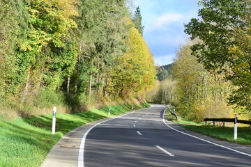 kurvige Strasse über die Hohe Acht im Herbst, Anfang bei Adenau