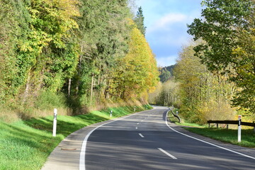 Fototapeta na wymiar kurvige Strasse über die Hohe Acht im Herbst, Anfang bei Adenau