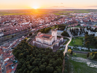 Aerial view of the Spanish town of Medina del Campo in Valladolid, with its famous castle Castillo de la Mota in the foreground. - obrazy, fototapety, plakaty