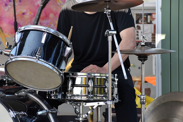 ドラムセットとバンド演奏