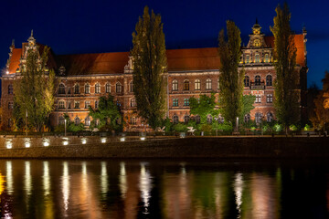 Obraz premium museum next to river at night