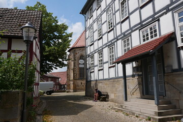 Fototapeta na wymiar Ritterstraße mit Rathaus in Felsberg
