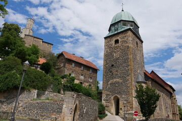 Fototapeta na wymiar Kirchturm Nikolaikirche Felsberg und Felsburg