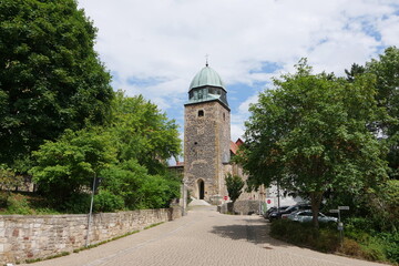 Fototapeta na wymiar Kirchturm Nikolaikirche in Felsberg