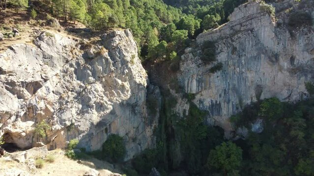 Video a&eacute;reo de la Sierra de Cazorla, m&aacute;s concretamente, la zona de la Cascada de La Malena.