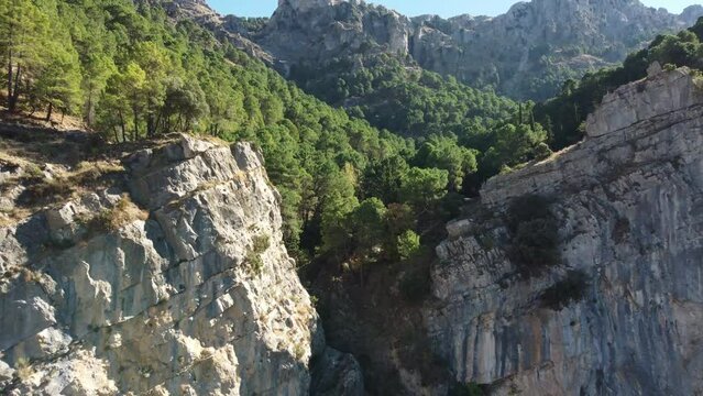 Video a&eacute;reo de la Sierra de Cazorla, m&aacute;s concretamente, la zona de la Cascada de La Malena.
