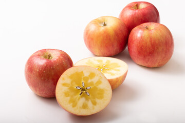 蜜入りりんご　　品種：高徳(こうとく)