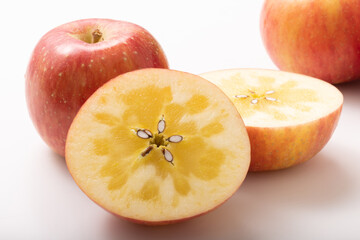 蜜入りりんご　　品種：高徳(こうとく)