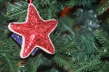 red star on christmas tree