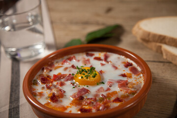 Cazuela de huevos con jamón