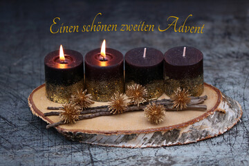 Fotoserie zur Adventszeit: Braune Kerzen mit Weihnachtsschmuck auf einer Holzscheibe dekoriert. Mit...