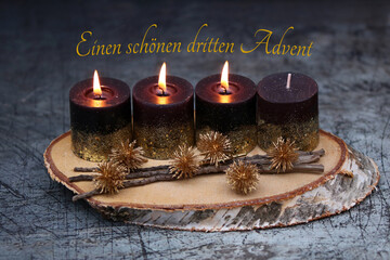 Fotoserie zur Adventszeit: Braune Kerzen mit Weihnachtsschmuck auf einer Holzscheibe dekoriert. Mit...