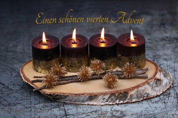 Fotoserie zur Adventszeit: Braune Kerzen mit Weihnachtsschmuck auf einer Holzscheibe dekoriert. Mit...