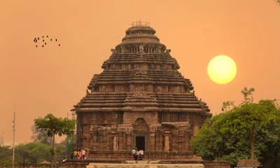 Photo sur Plexiglas Lieu de culte Konark Sun Temple at sunrise - An acient temple built  built in the 13th century at Puri Odisha, India designated as a UNESCO World Heritage site.