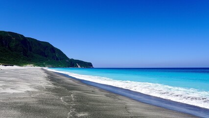 伊豆諸島新島の青い海の波打ち際