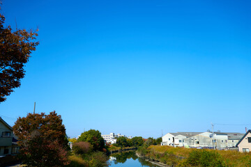 青空と河川と建物の風景