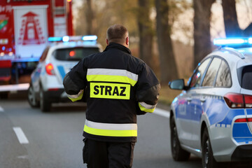 Straż pożarna udziela pomocy podczas wypadku drogowego.  - obrazy, fototapety, plakaty