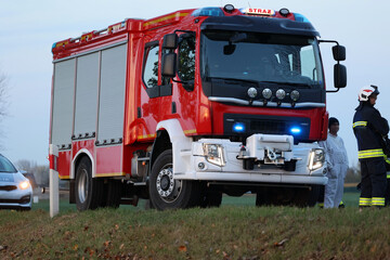 Straż pożarna udziela pomocy podczas wypadku drogowego. 